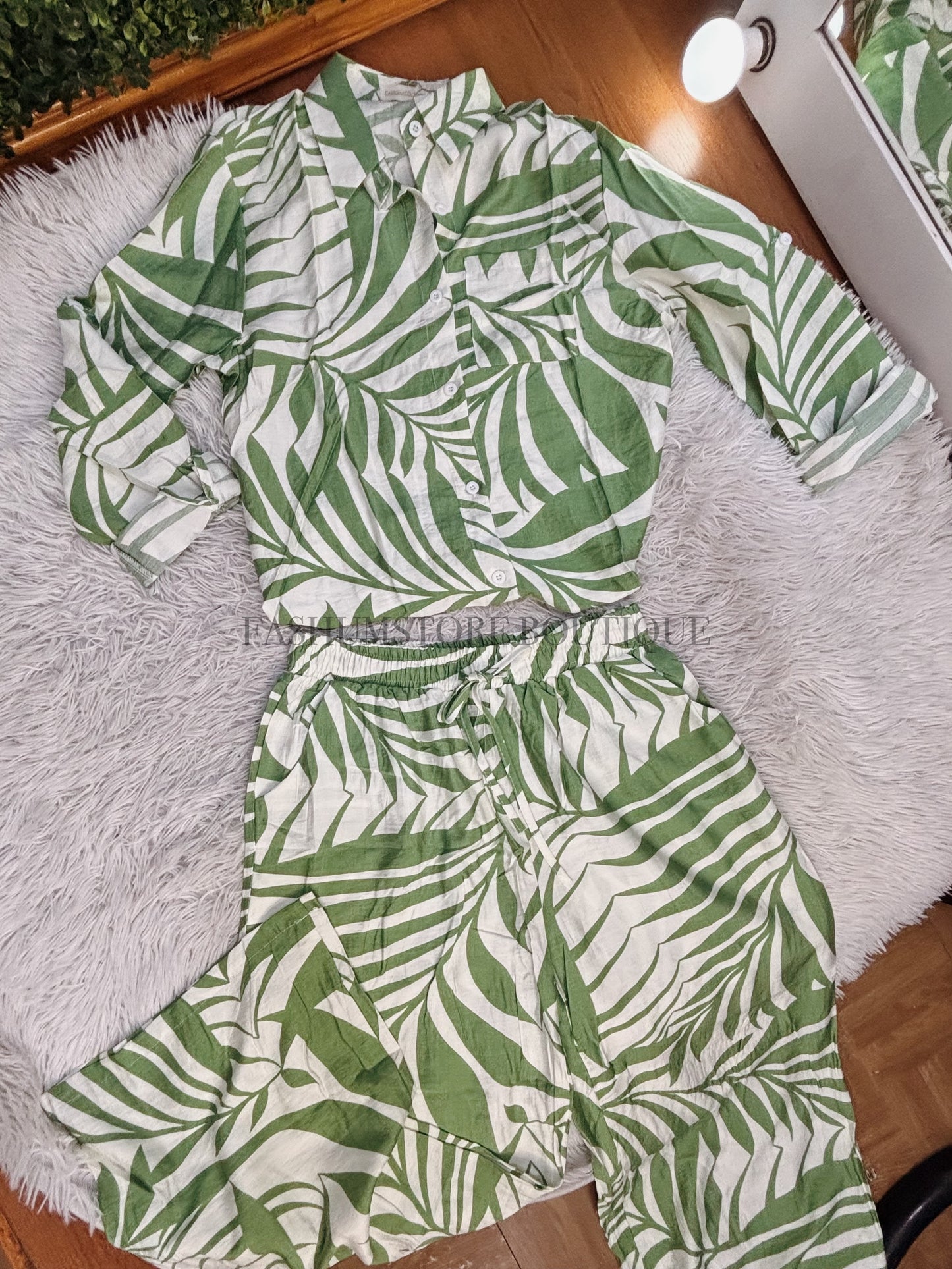 Conjunto diseño de hojas camisa y pantalón