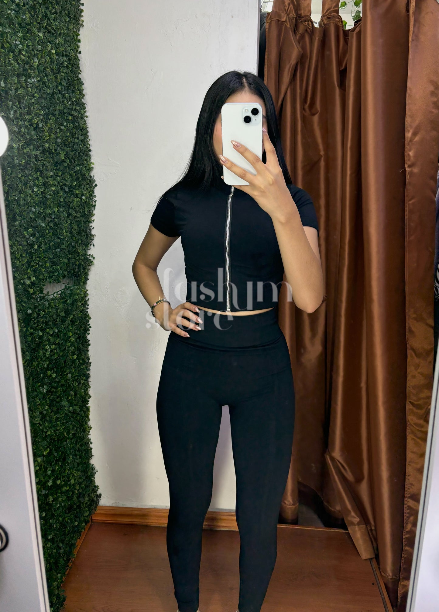 Conjunto deportivo en negro