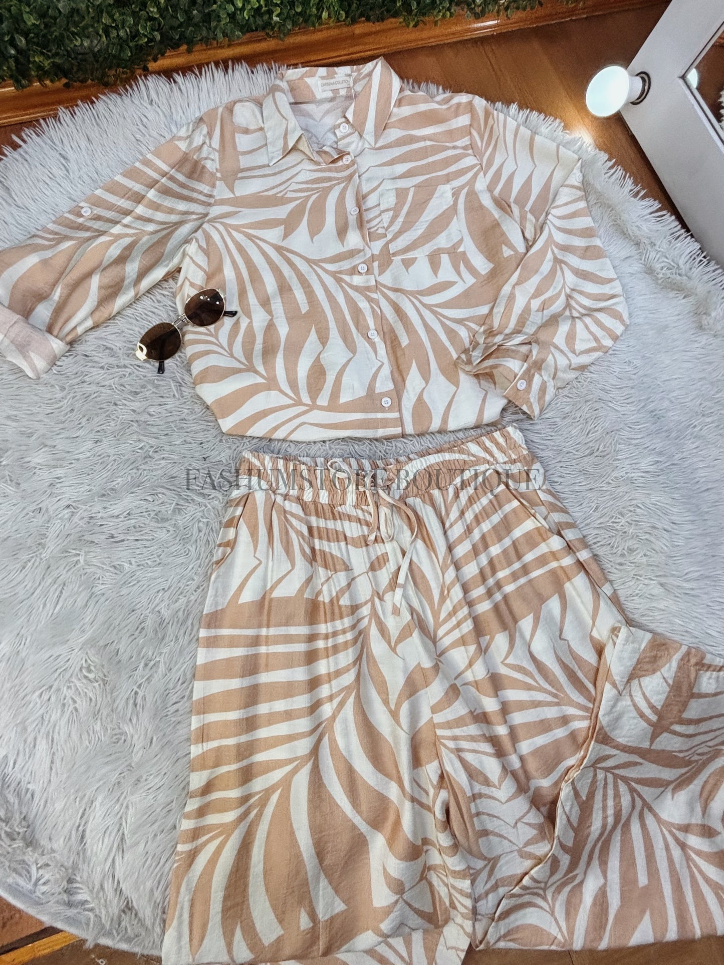 Conjunto diseño de hojas camisa y pantalón