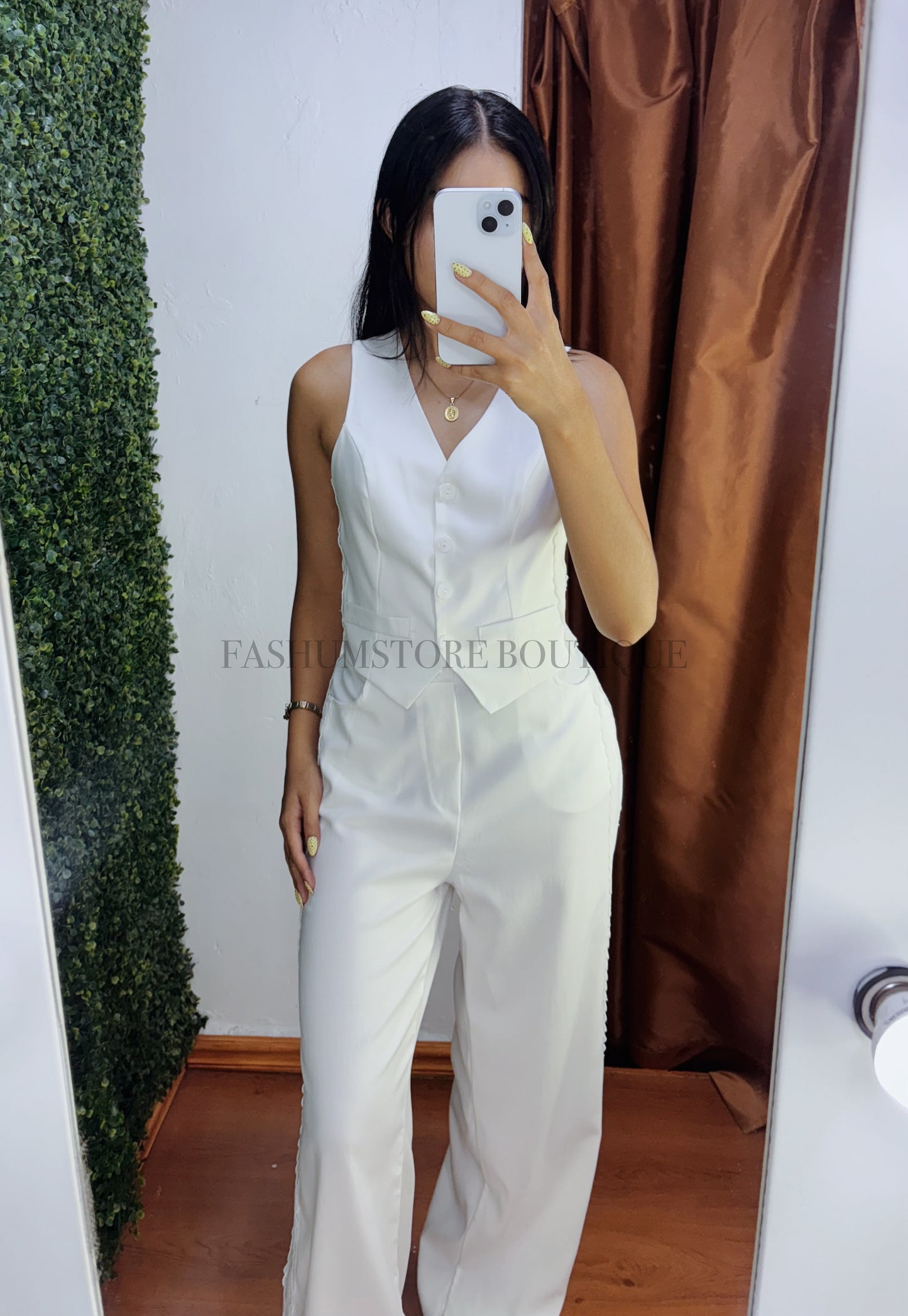 Conjunto chaleco y pantalón bordado a los lados