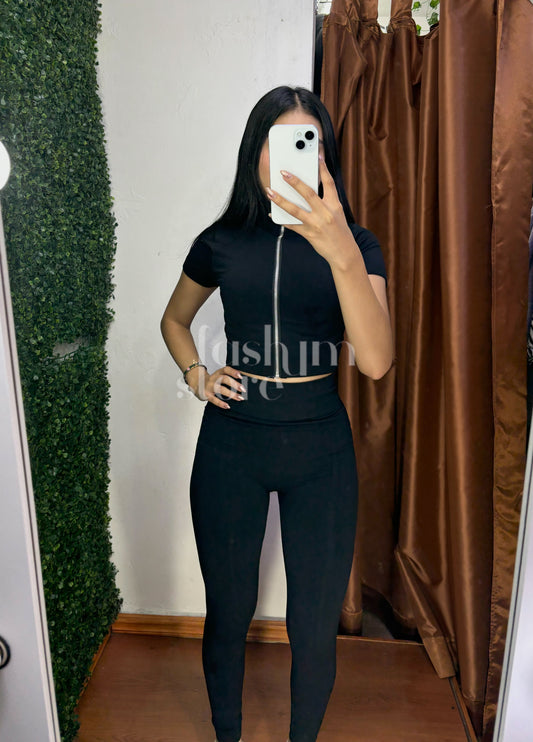 Conjunto deportivo en negro