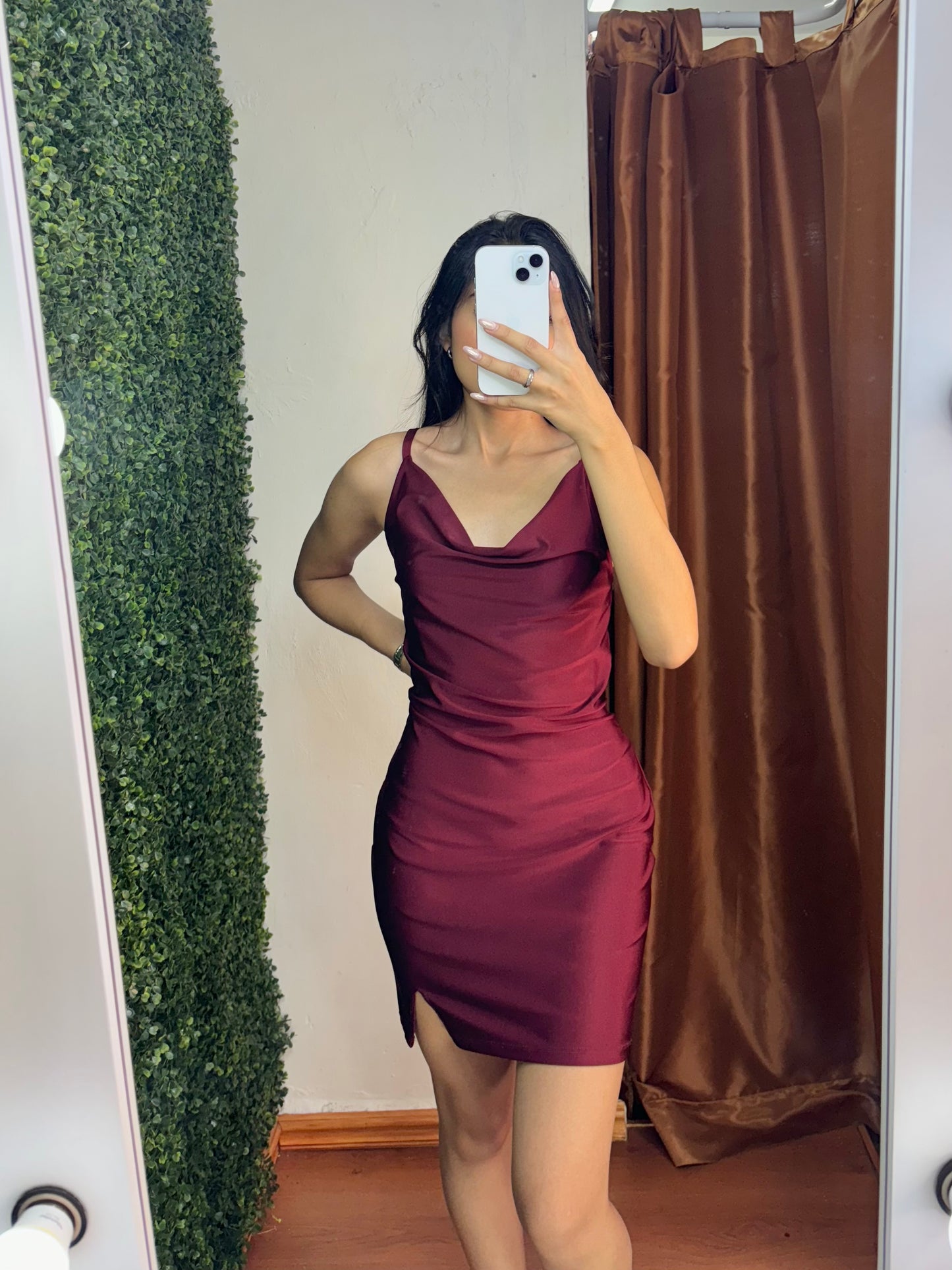 Vestido corto abertura en la pierna