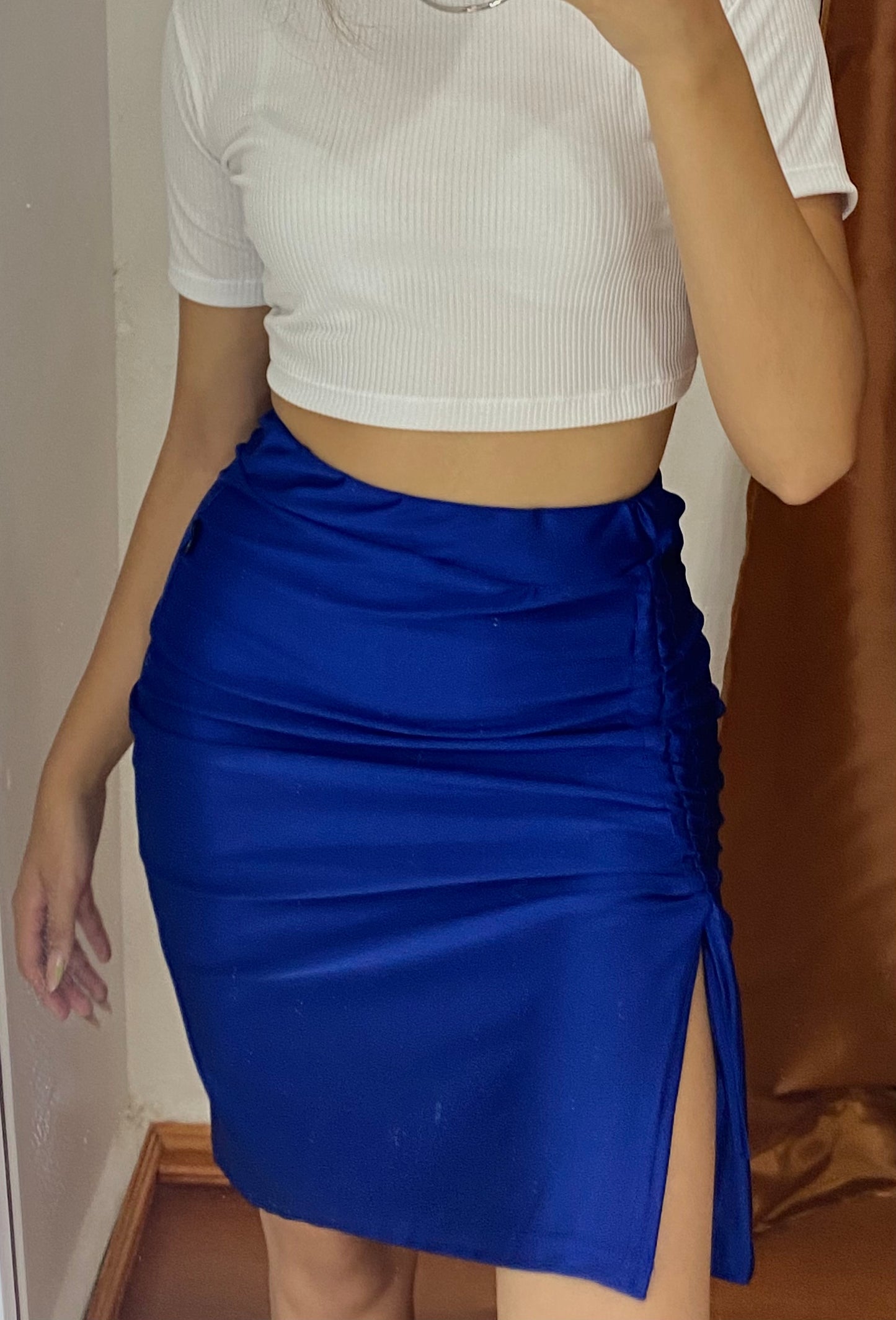 Falda satin pierna descubierta