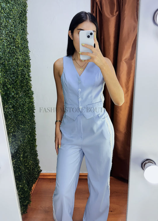 Conjunto chaleco y pantalón bordado a los lados