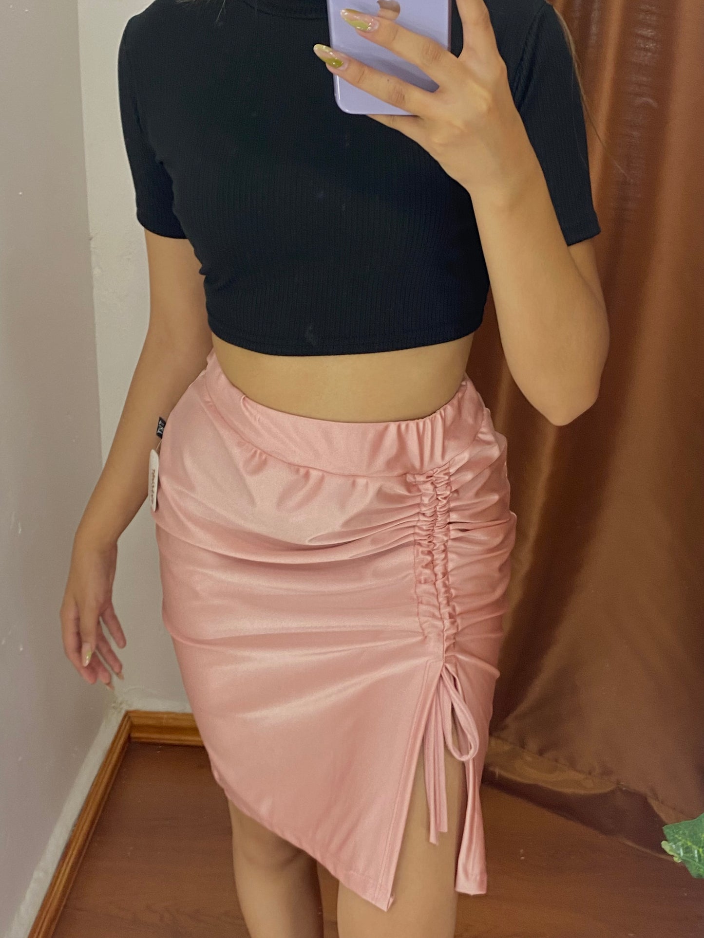 Falda satin pierna descubierta