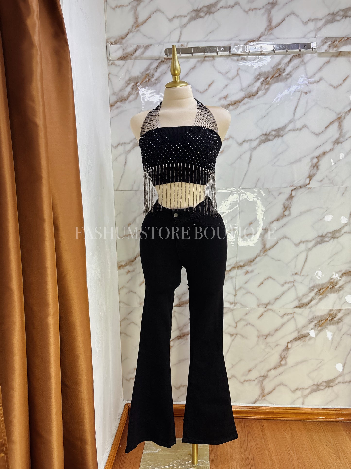 Blusa brillosa con cadena