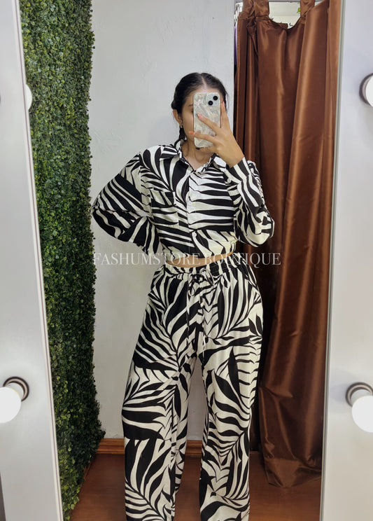Conjunto diseño de hojas camisa y pantalón
