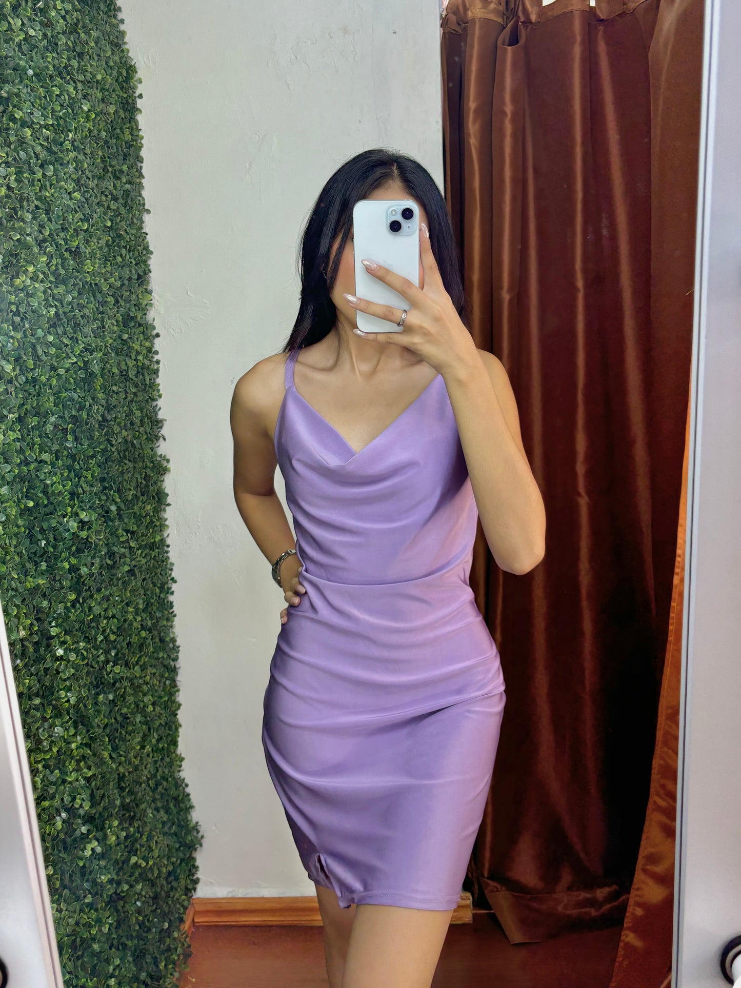 Vestido corto abertura en la pierna