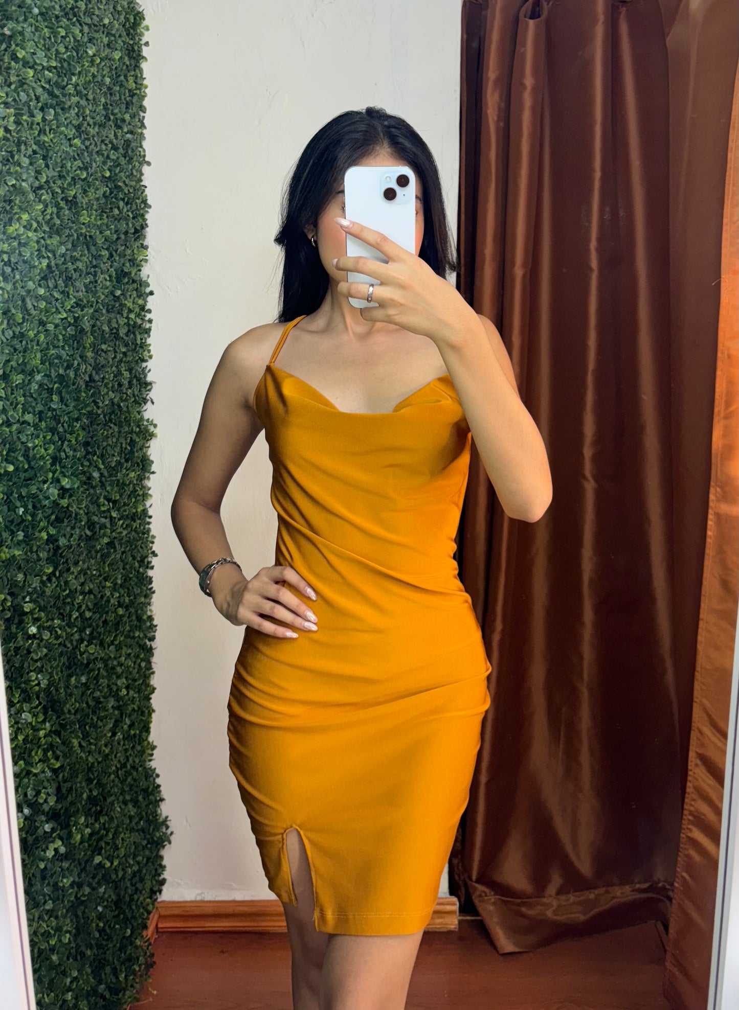 Vestido corto abertura en la pierna